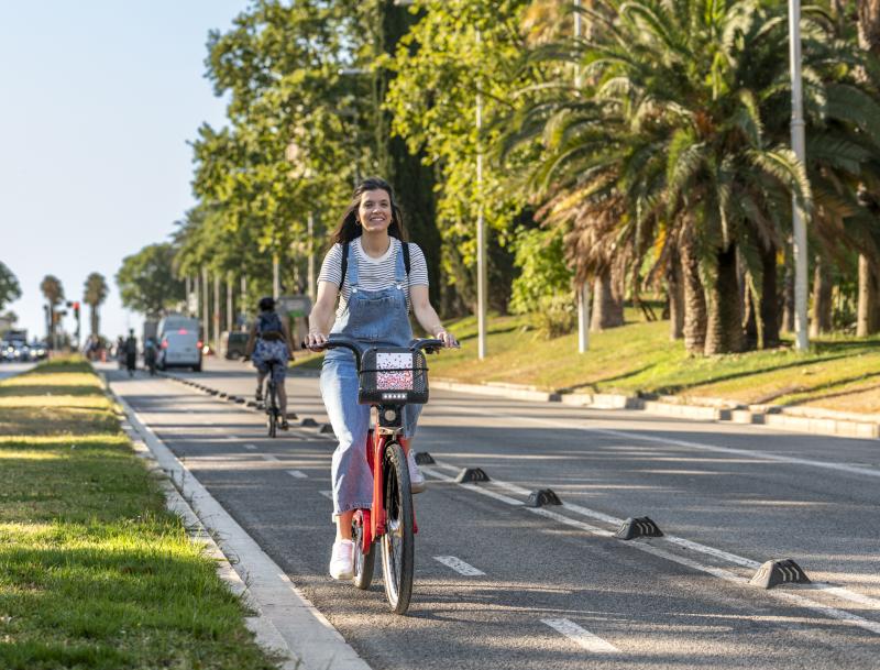 Una joven en Bicing por la Av. Meridiana en un día de verano